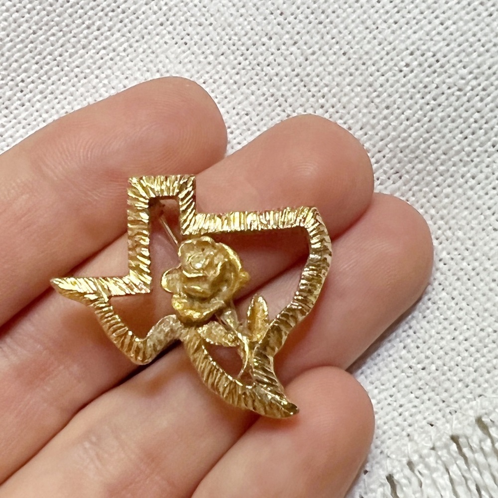 VINTAGE “Yellow Rose of Texas” Gold Metal Brooch Pin 1960s - Picture 2 of 3